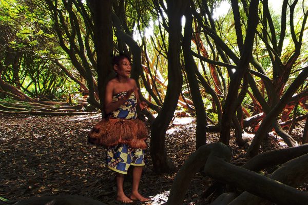 Waldvorstellung: Emilie Koule, Säng-/Tänzerin der Aka-Pygmäen . Ndima (Kongo) . Rudolstadt Festival/Rhododendronwald . 2016 (Foto & Bearbeitung: Andreas Kuhrt)