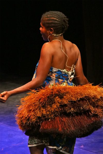 Hélène Mameke, Säng-/Tänzerin der Aka-Pygmäen . Ndima (Kongo) . Rudolstadt Festival . 2016 (Foto: Andreas Kuhrt)