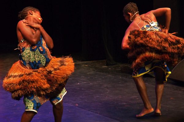 Hélène Mameke & Emilie Koule, Säng-/Tänzerinnen der Aka-Pygmäen . Ndima (Kongo) . Rudolstadt Festival . 2016 (Foto: Andreas Kuhrt)