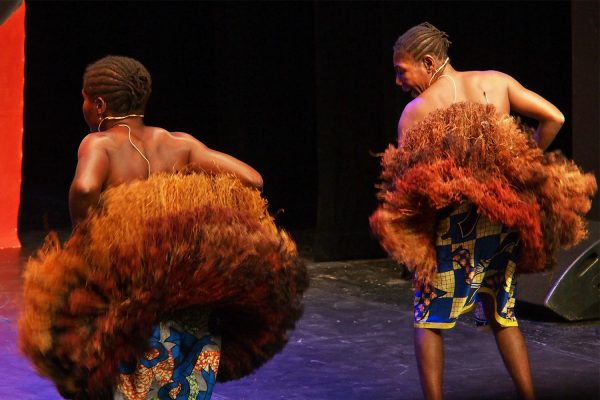 Hélène Mameke & Emilie Koule, Säng-/Tänzerinnen der Aka-Pygmäen . Ndima (Kongo) . Rudolstadt Festival . 2016 (Foto: Andreas Kuhrt)