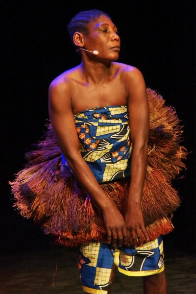 Emilie Koule, Säng-/Tänzerin der Aka-Pygmäen . Ndima (Kongo) . Rudolstadt Festival . 2016 (Foto: Andreas Kuhrt)