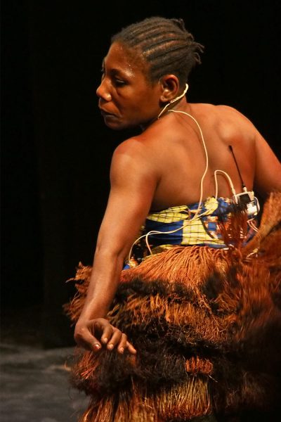 Emilie Koule, Säng-/Tänzerin der Aka-Pygmäen . Ndima (Kongo) . Rudolstadt Festival . 2016 (Foto: Andreas Kuhrt)