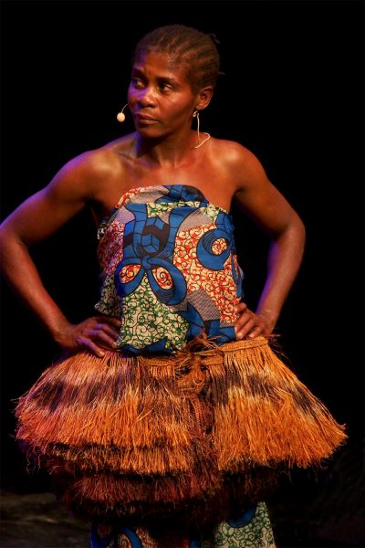 Hélène Mameke, Säng-/Tänzerin der Aka-Pygmäen . Ndima (Kongo) . Rudolstadt Festival . 2016 (Foto: Andreas Kuhrt)