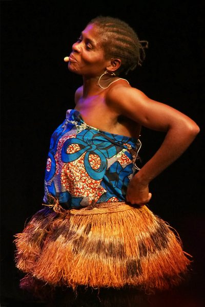 Hélène Mameke, Säng-/Tänzerin der Aka-Pygmäen . Ndima (Kongo) . Rudolstadt Festival . 2016 (Foto: Andreas Kuhrt)