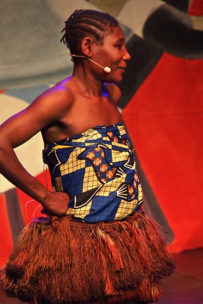 Emilie Koule, Säng-/Tänzerin der Aka-Pygmäen . Ndima (Kongo) . Rudolstadt Festival . 2016 (Foto: Andreas Kuhrt)