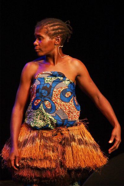 Hélène Mameke, Säng-/Tänzerin der Aka-Pygmäen . Ndima (Kongo) . Rudolstadt Festival . 2016 (Foto: Andreas Kuhrt)