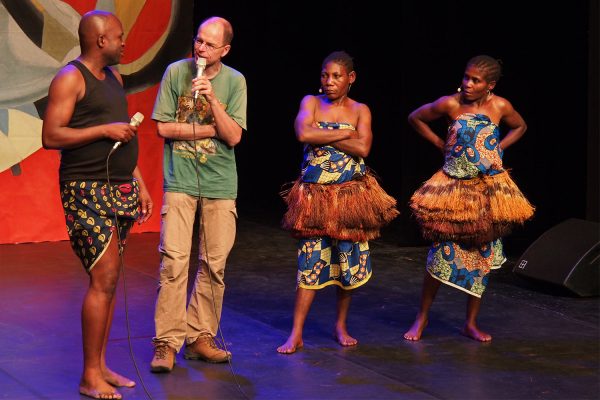 Sorel Eta Okanandok, ein Übersetzer und zwei Tänzerinen der Aka-Pygmäen . Ndima (Kongo) . Rudolstadt Festival . 2016 (Foto: Andreas Kuhrt)