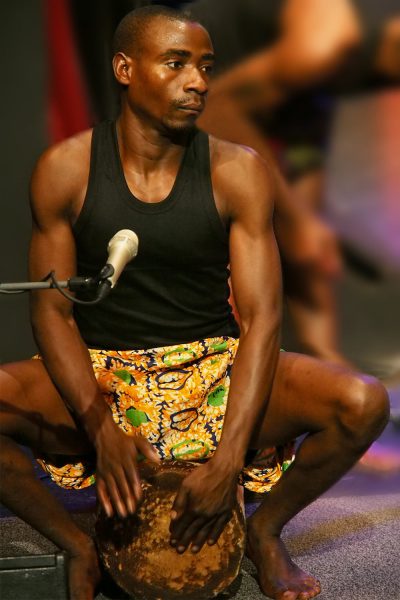 Sissi Assaho (Trommel & Gesang) der Aka-Pygmäen . Ndima (Kongo) . Rudolstadt Festival . 2016 (Foto: Andreas Kuhrt)