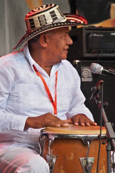 Orlando Landero (Conga) . Carmelo Torres y su cumbia sabanera (Kolumbien) . Rudolstadt Festival . 2016 (Foto: Andreas Kuhrt)