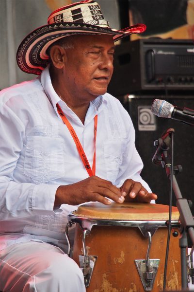 Orlando Landero (Conga) . Carmelo Torres y su cumbia sabanera (Kolumbien) . Rudolstadt Festival . 2016 (Foto: Andreas Kuhrt)