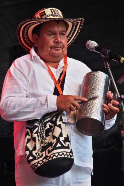 José Movilla (Guacharaca) . Carmelo Torres y su cumbia sabanera (Kolumbien) . Rudolstadt Festival . 2016 (Foto: Andreas Kuhrt)