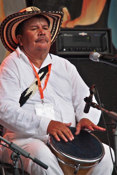 José Movilla (Caja) . Carmelo Torres y su cumbia sabanera (Kolumbien) . Rudolstadt Festival . 2016 (Foto: Andreas Kuhrt)