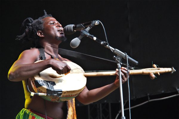 Ayisoba Atongo (Kologo, Gesang) . King Ayisoba (Ghana) . Rudolstadt Festival . 2016 (Foto: Andreas Kuhrt)