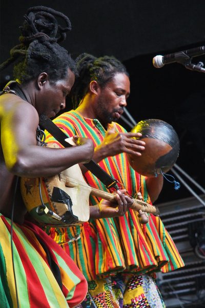 Ayisoba Atongo (Kologo, Gesang) & Ayuune Suley (Sinyaka, Kologo, Gesang) . King Ayisoba (Ghana) . Rudolstadt Festival . 2016 (Foto: Andreas Kuhrt)