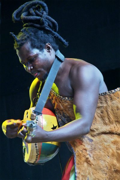 Ayisoba Atongo (Kologo, Gesang) . King Ayisoba (Ghana) . Rudolstadt Festival . 2016 (Foto: Andreas Kuhrt)