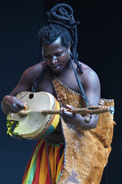 Ayisoba Atongo (Kologo, Gesang) . King Ayisoba (Ghana) . Rudolstadt Festival . 2016 (Foto: Andreas Kuhrt)