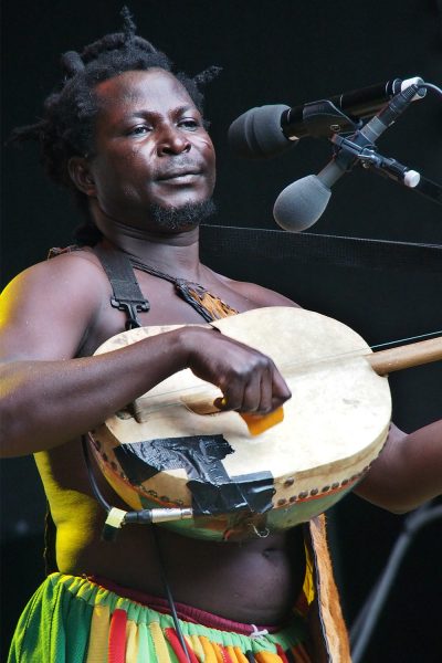 Ayisoba Atongo (Kologo, Gesang) . King Ayisoba (Ghana) . Rudolstadt Festival . 2016 (Foto: Andreas Kuhrt)