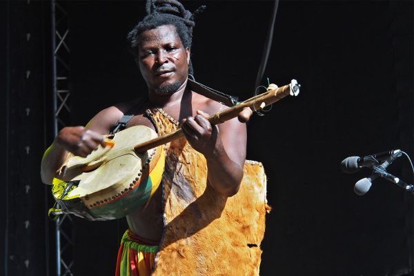 Ayisoba Atongo (Kologo, Gesang) . King Ayisoba (Ghana) . Rudolstadt Festival . 2016 (Foto: Andreas Kuhrt)