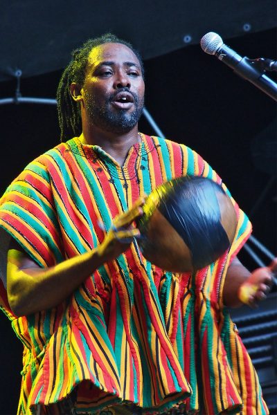 Ayuune Suley (Sinyaka, Kologo, Gesang) . King Ayisoba (Ghana) . Rudolstadt Festival . 2016 (Foto: Andreas Kuhrt)