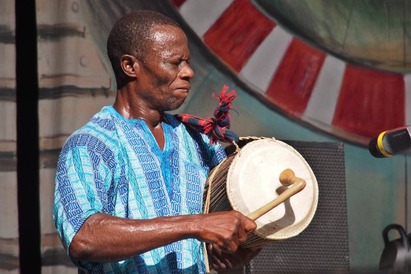 Gemeka Akligilalatanda (Dundun, Guluku) . King Ayisoba (Ghana) . Rudolstadt Festival . 2016 (Foto: Andreas Kuhrt)