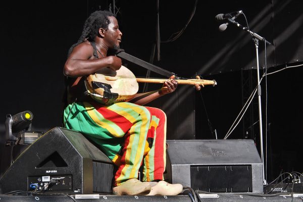 Ayisoba Atongo (Kologo, Gesang) . King Ayisoba (Ghana) . Rudolstadt Festival . 2016 (Foto: Andreas Kuhrt)