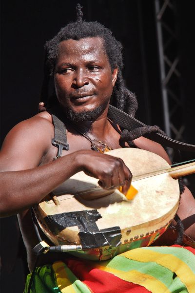 Ayisoba Atongo (Kologo, Gesang) . King Ayisoba (Ghana) . Rudolstadt Festival . 2016 (Foto: Andreas Kuhrt)