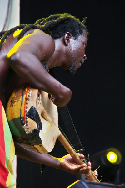 Ayisoba Atongo (Kologo, Gesang) . King Ayisoba (Ghana) . Rudolstadt Festival . 2016 (Foto: Andreas Kuhrt)