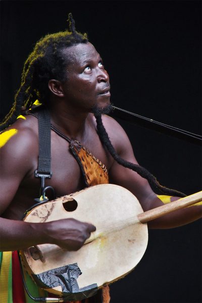 Ayisoba Atongo (Kologo, Gesang) . King Ayisoba (Ghana) . Rudolstadt Festival . 2016 (Foto: Andreas Kuhrt)