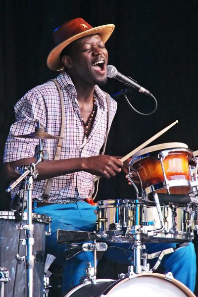 Macodou N'Diaye (Schlagzeug) . Gasandji (Kongo/Frankreich) . Rudolstadt Festival . 2016 (Foto: Andreas Kuhrt)