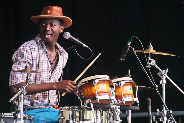 Macodou N'Diaye (Schlagzeug) . Gasandji (Kongo/Frankreich) . Rudolstadt Festival . 2016 (Foto: Andreas Kuhrt)