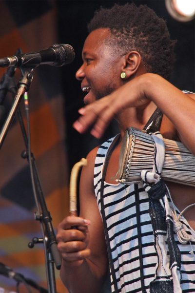 Dramane Dembélé (Talking Drum) . Gasandji (Kongo/Frankreich) . Rudolstadt Festival . 2016 (Foto: Andreas Kuhrt)