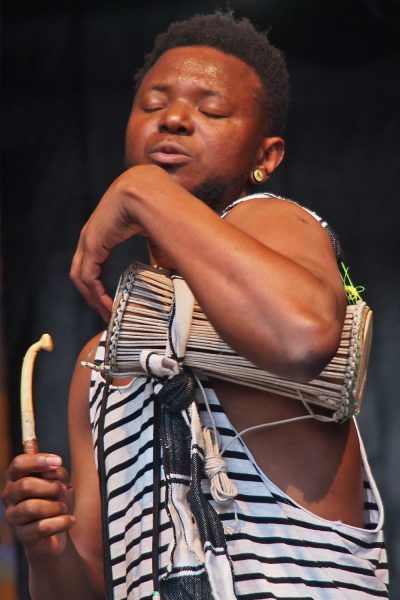 Dramane Dembélé (Talking Drum) . Gasandji (Kongo/Frankreich) . Rudolstadt Festival . 2016 (Foto: Andreas Kuhrt)