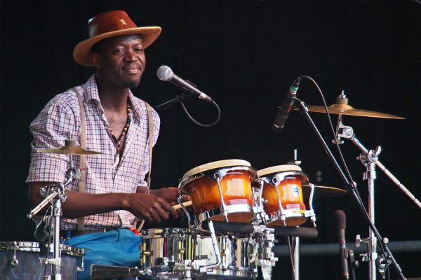 Macodou N'Diaye (Schlagzeug) . Gasandji (Kongo/Frankreich) . Rudolstadt Festival . 2016 (Foto: Andreas Kuhrt)