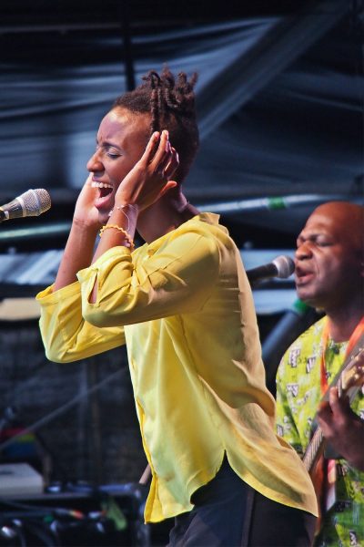 Gasandji & Kired Dongala (Gitarre) (Kongo/Frankreich) . Rudolstadt Festival . 2016 (Foto: Andreas Kuhrt)