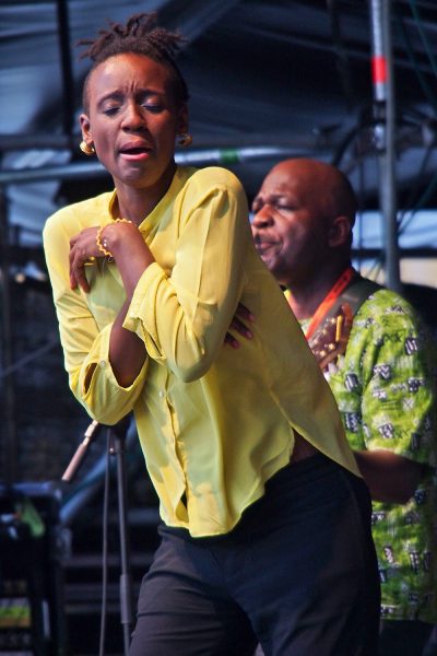 Gasandji & Kired Dongala (Gitarre) (Kongo/Frankreich) . Rudolstadt Festival . 2016 (Foto: Andreas Kuhrt)