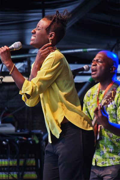 Gasandji & Kired Dongala (Gitarre) (Kongo/Frankreich) . Rudolstadt Festival . 2016 (Foto: Andreas Kuhrt)