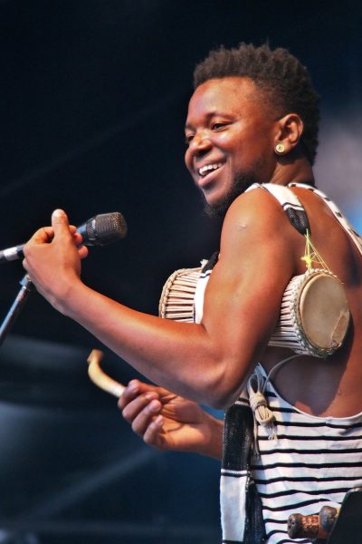 Dramane Dembélé (Talking Drum) . Gasandji (Kongo/Frankreich) . Rudolstadt Festival . 2016 (Foto: Andreas Kuhrt)