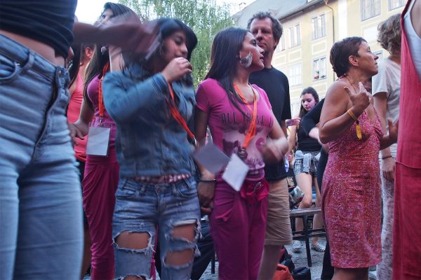 Kesaj Tchave im Publikum bei Gasandji (Kongo/Frankreich) . Rudolstadt Festival . 2016 (Foto: Andreas Kuhrt)