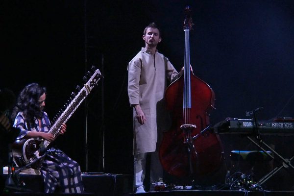 Anoushka Shankar (Sitar) (England, Indien) & Tom Farmer (Kontrabass) (England) . Rudolstadt Festival . 2016 (Foto: Andreas Kuhrt)