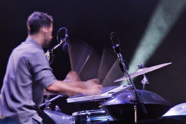 Manu Delago (Schlagzeug) (Österreich) . Anoushka Shankar (England/Indien) & Band . Rudolstadt Festival . 2016 (Foto: Andreas Kuhrt)