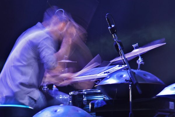 Manu Delago (Schlagzeug) (Österreich) . Anoushka Shankar (England/Indien) & Band . Rudolstadt Festival . 2016 (Foto: Andreas Kuhrt)