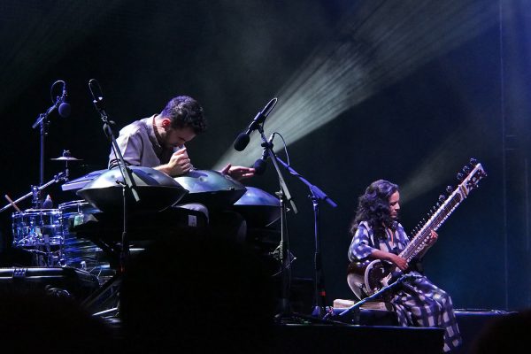 Manu Delago (Schlagzeug) (Österreich) & Anoushka Shankar (Sitar) (England/Indien) . Rudolstadt Festival . 2016 (Foto: Andreas Kuhrt)