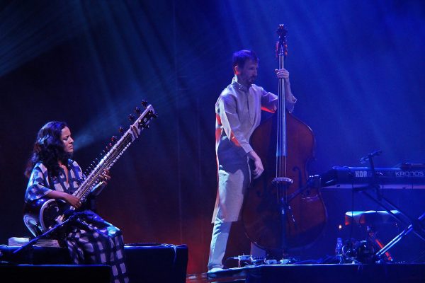 Anoushka Shankar (Sitar) (England, Indien) & Tom Farmer (Kontrabass) (England) . Rudolstadt Festival . 2016 (Foto: Andreas Kuhrt)