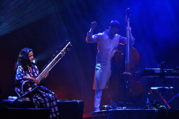 Anoushka Shankar (Sitar) (England, Indien) & Tom Farmer (Kontrabass) (England) . Rudolstadt Festival . 2016 (Foto: Andreas Kuhrt)