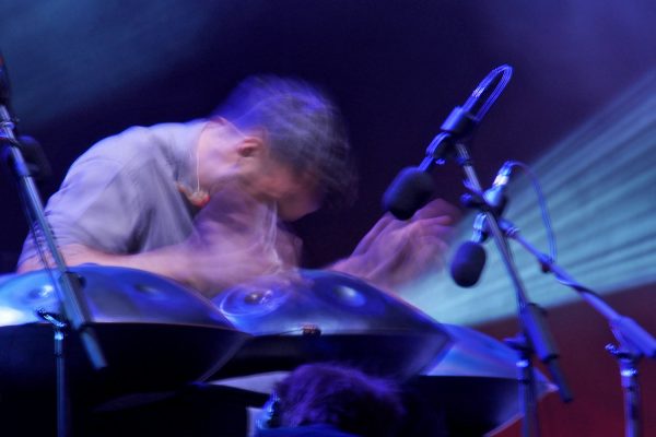 Manu Delago (Schlagzeug) (Österreich) . Anoushka Shankar (England/Indien) & Band . Rudolstadt Festival . 2016 (Foto: Andreas Kuhrt)