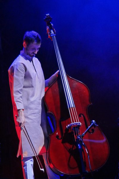 Tom Farmer (Kontrabass) (England) . Anoushka Shankar (England/Indien) & Band . Rudolstadt Festival . 2016 (Foto: Andreas Kuhrt)