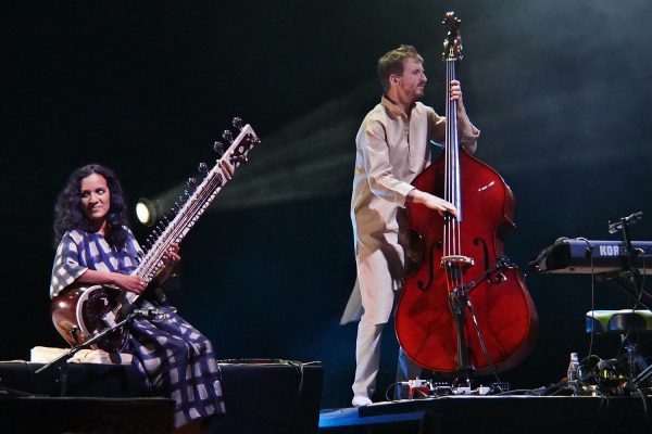 Anoushka Shankar (Sitar) (England, Indien) & Tom Farmer (Kontrabass) (England) . Rudolstadt Festival . 2016 (Foto: Andreas Kuhrt)