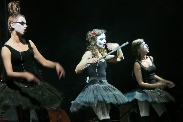 Zo (Natalya Zozul) & Tanya Gavrilyuk & Solomiya Melnik . Dakh Daughters (Ukraine) . Rudolstadt Festival . 2016 (Foto: Andreas Kuhrt)