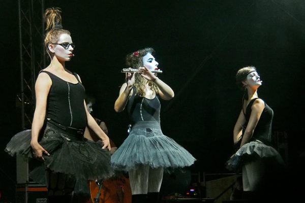 Zo (Natalya Zozul) & Tanya Gavrilyuk & Solomiya Melnik . Dakh Daughters (Ukraine) . Rudolstadt Festival . 2016 (Foto: Andreas Kuhrt)