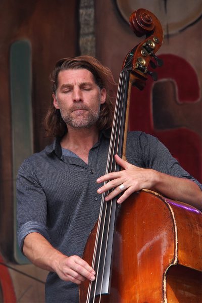 Nicolas Deutsch (Kontrabass) . Alejandra Ribera (Kanada) . Rudolstadt Festival . 2016 (Foto: Andreas Kuhrt)